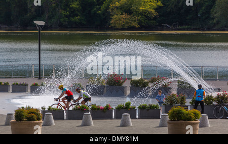 WASHINGTON, DC, USA - Radfahrer am Georgetown Waterfront Park, Brunnen und Potomac River. Stockfoto