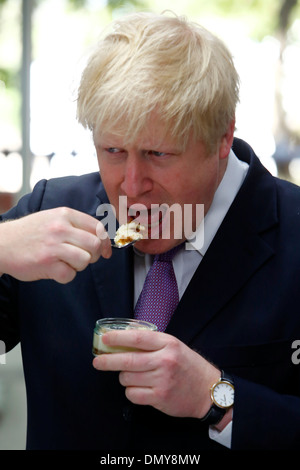 Boris Johnson Bürgermeister von London bei einem Fototermin bei der Gü Pud Stockfoto