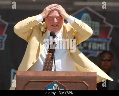 5. August 2006; Canton, OH, USA; Pro Football Hall Of Fame Trainer JOHN MADDEN während seiner Rede auf die Pro Football Hall Of Fame-Zeremonien im Facwett Stadion in Canton, Ohio Samstag August 5,2006. Obligatorische Credit: Foto von Bob Larson/Contra Costa Times / ZUMA Press. (©) Copyright 2006 von Contra Costa Times Stockfoto