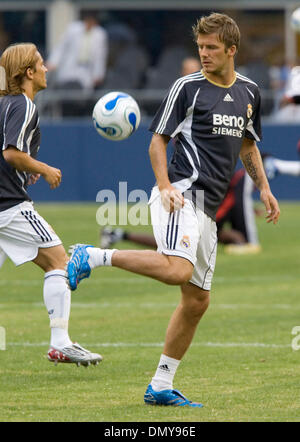 9. August 2006; Seattle, WA, USA; Real Madrid DAVID BECKHAM klappt vor der Ausstellung Fußball Spiel gegen D.C. United in Seattle am Mittwoch. Obligatorische Credit: Foto von Richard Clement/ZUMA Press. (©) Copyright 2006 von Richard Clement Stockfoto