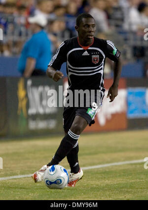 9. August 2006; Seattle, WA, USA; D.C. United FREDDY ADU dribbelt den Ball in der zweiten Hälfte ihrer Ausstellung Fußball gegen Real Madrid in Seattle am Mittwoch Spiel. Obligatorische Credit: Foto von Richard Clement/ZUMA Press. (©) Copyright 2006 von Richard Clement Stockfoto