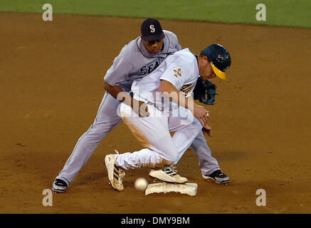 14. August 2006; Oakland, Kalifornien, USA; Oakland Athletics Bobby Kielty, #23, kollidiert mit Seattle Mariner Jose Lopez, #4, als er ein doppeltes Spiel Startversuch im 3. Inning ihres Spiels auf Montag, 14. August 2006 im McAfee Coliseum bricht. A die Milton Bradley, #22, wäre sicher auf den ersten und Kielty, auf den zweiten. Obligatorische Credit: Foto von Jose Carlos Fajardo/Contra Costa Times / ZUMA Press Stockfoto