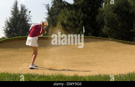 18. August 2006; Portland, OR, USA; NATALIE GULBIS, von Lake Las Vegas, NV Treffer aus einem Sandbunker am 16. Loch in der ersten Runde von Safeway Classic im Columbia-Edgewater Country Club in Portland, Oregon, Freitag, 18. August 2006. Gulbis beendete den Tag bei 69, drei nach Abs. obligatorisch Credit: Foto von Richard Clement/ZUMA Press. (©) Copyright 2006 von Richard Clement Stockfoto