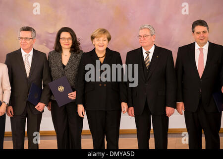 Berlin, Deutschland. Dezember 2013. Die neuen Minister werden von bundespräsident Joaquim Gauck neben der neuen deutschen Bundeskanzlerin Merkel in Bellevue in Berlin ernannt. / Foto: kam und Präsident Joaquim Gauck. Stockfoto