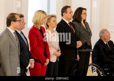 Berlin, Deutschland. 17. Dezember 2013. Der neue Minister werden vom deutschen Präsidenten Joaquim Gauck beiseite die neue Bundeskanzlerin Merkel im Bellevue in Berlin ernannt. / Foto: (l, R) Alexander Dobrindt (CSU), Minister für Trafic und digitale Infrastruktur, Hermann Gršhe (CDU), Ministerin für Gesundheit, Manuela Schwesig (SPD), Ministerin für Familie, Ursula von der Leyen (CDU), Verteidigungsminister, Hans-Peter Friedrich (CSU), Minister für Landwirtschaft, Andrea Nahles (SPD), Minister für Arbeit und Soziales, Wolfgang SchŠuble (CDU), Minister der Finanzen. Stockfoto