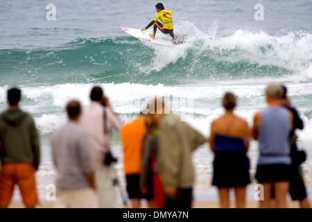 24. August 2006; Hossegor, Frankreich; TEPPEI TAJIMA (Japan) legte eine gewinnende Performance vor den Massen, die kamen, um die Rip Curl Pro in Hossegor Frankreich wenn eine Runde sehen heute neu gestartet.  Nach zwei Tagen keine Konkurrenz aufgrund mangelnder Surf besiegte Tajima Brian Toth (Pri) und Daniel Redman (Südafrika), gelangen in die Runde von 96. 2. jährliche Rip Curl Pro ist eine sup Stockfoto