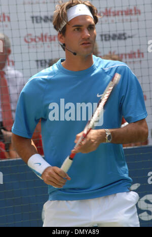 24. August 2006; New York, NY, USA; ROGER FEDERER Tennis spielen auf 54th Street beim NYC Street Slam in New York City. Obligatorische Credit: Foto von Jeffrey Geller/ZUMA Press. (©) Copyright 2006 von Jeffrey Geller Stockfoto