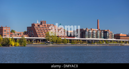 WASHINGTON, DC, USA - Waterfront-Gebäude in Georgetown und erhöhten Whitehurst Freeway am Potomac River. Stockfoto