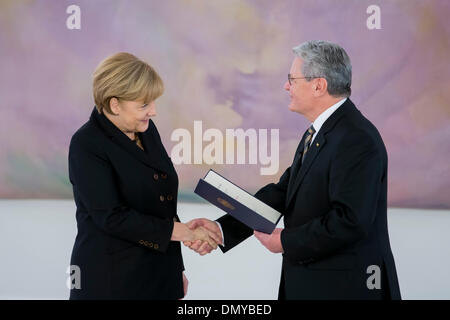 Berlin, Deutschland. 17. Dezember 2013. Angela Merkel ist neue Bundeskanzlerin vom deutschen Präsident Joaquim Gauck im Bellevue in Berlin ernannt. / Foto: Bundeskanzlerin Angela Merkel (CDU), Bundeskanzler und deutscher Präsident Joaquim Gauck. Stockfoto