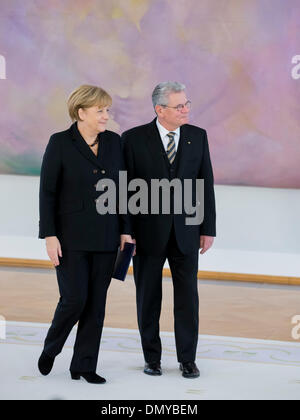 Berlin, Deutschland. 17. Dezember 2013. Angela Merkel ist neue Bundeskanzlerin vom deutschen Präsident Joaquim Gauck im Bellevue in Berlin ernannt. / Foto: Bundeskanzlerin Angela Merkel (CDU), Bundeskanzler und deutscher Präsident Joaquim Gauck. Stockfoto