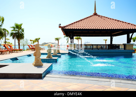 Das Schwimmbad in der Nähe von Strand im Thai-Stil-Hotel auf der künstlichen Insel Palm Jumeirah, Dubai, Vereinigte Arabische Emirate Stockfoto