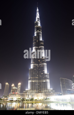 Der Blick auf den Burj Khalifa und künstlich angelegten See. Es ist die weltweit höchste Wolkenkratzer (828m Höhe, 160 Etagen) Stockfoto