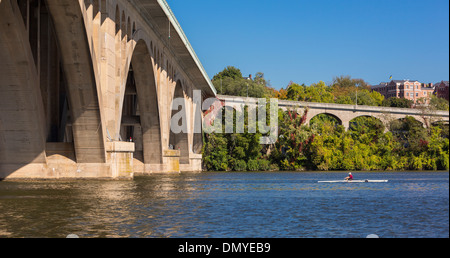 WASHINGTON, DC, USA - Key Bridge und Ruderer am Potomac River. Stockfoto