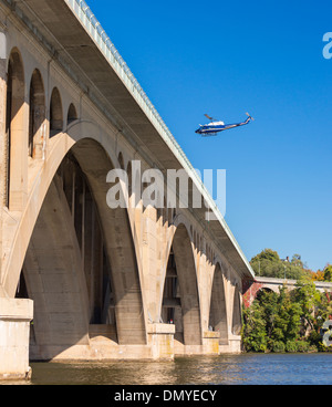 WASHINGTON, DC, USA - Hubschrauber fliegt über Key Bridge, Potomac River. Stockfoto