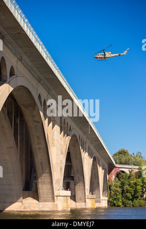 WASHINGTON, DC, USA - Hubschrauber fliegt über Key Bridge, Potomac River. Stockfoto