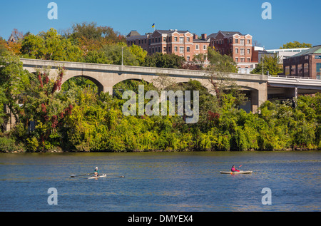 WASHINGTON, DC, USA - Menschen in Kajaks am Potomac River, in der Nähe von Georgetown. Whitehurst erhöhte Autobahn hinten. Stockfoto