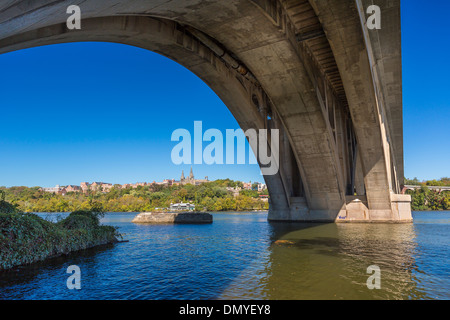 WASHINGTON, DC, USA - Schlüssel Bogenbrücke und Georgetown University in Ferne, am Potomac River. Stockfoto