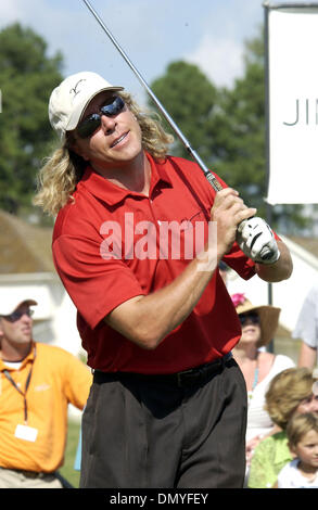 27. August 2006; Raleigh, NC, USA; Musiker DILLON DIXON hat einen Auftritt bei der 2006 Jimmy V Celebrity Golf Classic, die im Prestonwood Country Club befindet sich in Cary stattfand. Jimmy Valvano Foundation hat über 12 Millionen Dollar um Krebsforschung profitieren zu helfen. Trainer Jim Valvano starb 1993 an Krebs und war der Kopf Basketballtrainer an der North Carolina State U Stockfoto