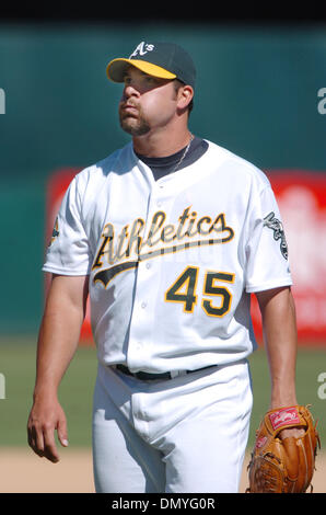 Sep 04, 2006; Oakland, Kalifornien, USA; Oakland A Krug JAY WITASICK reagiert auf Ian Kinsler Home-Run im McAfee Coliseum, Montag, 4. September 2006, in Oakland, Kalifornien. Die Rangers Beat der A 8-1 mit einem Tag der Arbeit-Publikum von 23.949. Obligatorische Credit: Foto von Susan Tripp Pollard/Contra Costa Times / ZUMA Press. (©) Copyright 2006 von Contra Costa Times Stockfoto