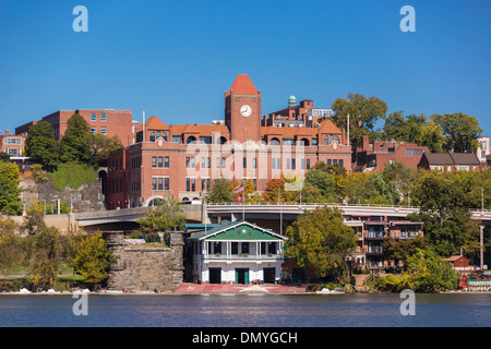 WASHINGTON, DC, USA - The Potomac Boat Club, für Ruderer auf dem Potomac River. Die Fahrzeughalle ist oben. Stockfoto