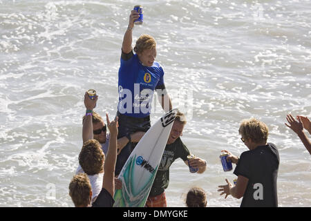 Sep 16, 2006; Senken Sie, Böcke, Süd-Kalifornien, USA; BEDE DURBRIDGE (Gold Coast, Aus) erfolgt bis zum Strand von seinem Aussie Kameraden Momente, nachdem er holte sich den Boost Mobile Pro Hurley heute vorgestellt. Durbdige erzielte einen sensationellen Sieg, wenn mehr als sieben Mal ASP Weltmeister Kelly Slater (USA) im Finale Entsendung eine beeindruckende Wärme-Score von 15,83 (aus einem möglichen 2 Stockfoto