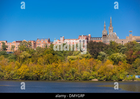 WASHINGTON, DC, USA - Georgetown University, Healy Hall Türme am Potomac River. Stockfoto