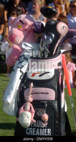 Sep 19, 2006; Pleasonton, CA, USA; Profi-Golfer Paula Creamer beherbergt eine Klinik mit einheimischen Mädchen Dienstag, 19. September 2006, auf dem Golfplatz in Pleasanton und ihre Tasche ist mit dem, was sie ihre Lieblingsfarbe Rosa an der Alameda County Fairgrounds in Pleasanton, Kalifornien dominiert.  Obligatorische Credit: Foto von Susan Tripp Pollard/Contra Costa Times / ZUMA Press. (©) Copyright Stockfoto