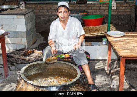 Man kocht Plov, typische traditionelle usbekische, Navoi Provinz, Usbekistan Stockfoto