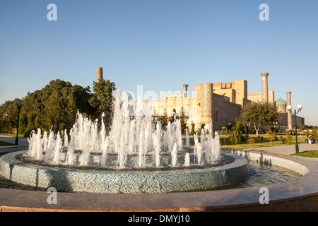 Ulugh Beg Medresen, auch bekannt als Ulugbek Madrasah und Sher Dor Madrasah, Registan-Platz, Samarkand, Usbekistan Stockfoto