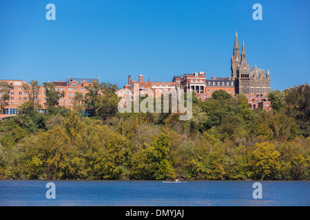 WASHINGTON, DC, USA - Georgetown University, Healy Hall Türme am Potomac River. Stockfoto