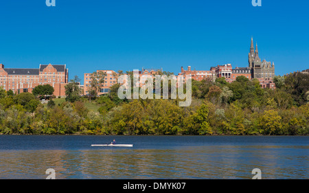 WASHINGTON, DC, USA - Georgetown University, Healy Hall Turmspitzen und Ruderer am Potomac River. Stockfoto