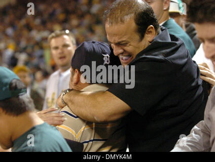 18. Oktober 2006; Oakland, Kalifornien, USA; Ein Detroit Tigers und Oakland A Fan auf der Tribüne während ALCS Spiel 2 in Oakland zu kämpfen. Obligatorische Credit: Foto von Dean Coppola/Contra Costa Times / ZUMA Press. (©) Copyright 2006 von Contra Costa Times Stockfoto