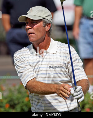 21. Oktober 2006; San Antonio, TX, USA; GOLF: BEN CRENSHAW folgt seinem Antrieb weg von der zehnten Abschlag am Oak Hills Saturdayduring der zweiten Runde des AT&T Golf Championship 2006.  Obligatorische Credit: Foto von Tom Reel/San Antonio Express-News/ZUMA Press. (©) Copyright 2006 von San Antonio Express-News Stockfoto