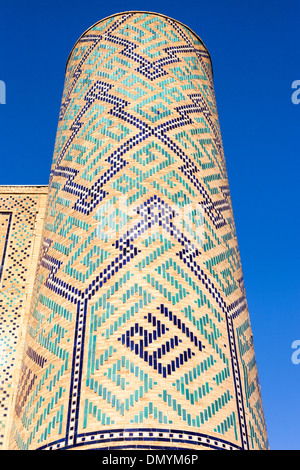 Ein Minarett von Ulugh Beg Medresen, auch bekannt als Ulugbek Madrasah, Registan Quadrat, Samarkand, Usbekistan Stockfoto