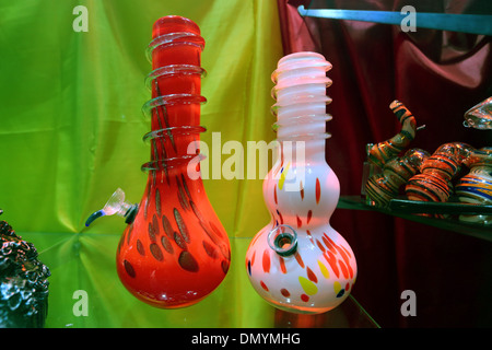 Zwei bunte Glas Shisha Wasserpfeifen auf dem Display an einen Tabakladen Stockfoto