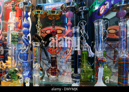 Eine Vielzahl von Wasserpfeifen und Bongs auf dem Display an einen Tabakladen Stockfoto