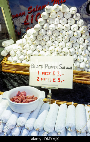 Anzeige der italienischen schwarzer Pfeffer Salami Wurst auf einem Weihnachtsmarkt in Glasgow, Scotland, UK Stockfoto