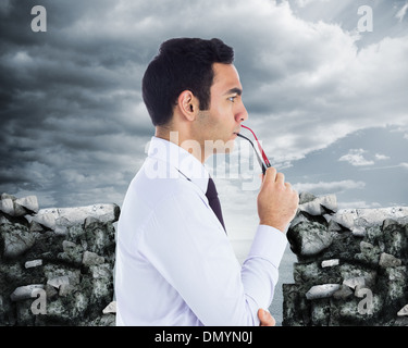 Zusammengesetztes Bild von Ernst Kaufmann hält Gläser Stockfoto