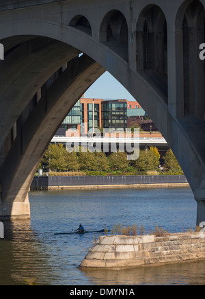 WASHINGTON, DC, USA - Key Bridge und Ruderer am Potomac River. Stockfoto