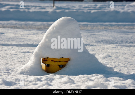 Ein kanadische Hydranten mit Schnee bedeckt. Stockfoto