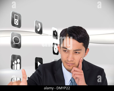 Zusammengesetztes Bild der nachdenklichen asiatischen Geschäftsmann zeigen Stockfoto