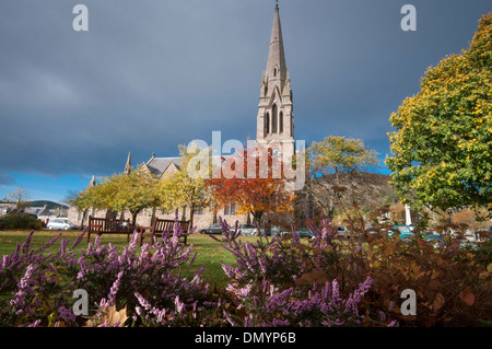 Ballater Kirchturm im Herbst Farbe in der Glenmuick Kirche Stockfoto