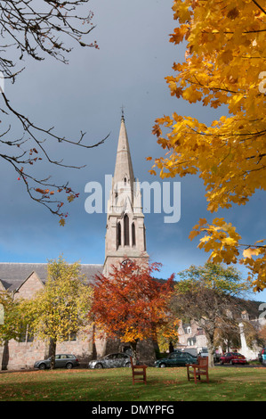 Ballater Kirchturm im Herbst Farbe in der Glenmuick Kirche Stockfoto