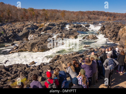 GREAT FALLS, MARYLAND, USA - Menschen bei Great Falls übersehen am Potomac River in C & O Canal National Historic Park. Stockfoto