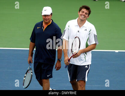 4. November 2006; Delray Beach, FL, USA; Bei der 17. jährliche Chris Evert/Raymond James Pro-Celebrity Tennis Classic verdoppelt sich Partner JON LOVITZ (links) und pro TAYLOR DENT im Netz zu nähern, ihre Gegner nach ihrer Niederlage gegen Chris Evert und Schauspieler Alan Thicke Hand. Obligatorische Credit: Foto von Uma Sanghvi/Palm Beach Post/ZUMA Press. (©) Copyright 2006 von Palm Beach Post Stockfoto