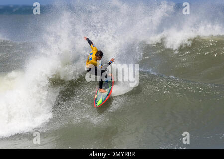 7. November 2006; Imbituba, Brasilien; Nova Schin Festival, präsentiert von Billabong, Imbituba, Santa Catarina, Brasilien. Okt 3-Nov 08, 2006. Brasilianische ODERLEI COUTINHO flog seines Landes Flagge hoch aber hatte seinen Lauf von Glück zu einem Ende kommen wenn er Hawaiian Fredrick Patacchia (Nordküste von Oahu) in Runde vier des Nova Schin Festivals präsentiert von Billabong in Imbituba, Santa Catarina, B konfrontiert Stockfoto