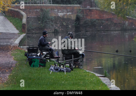 Paar von groben Fischer Angeln am Staffordshire-Kanal im winter Stockfoto