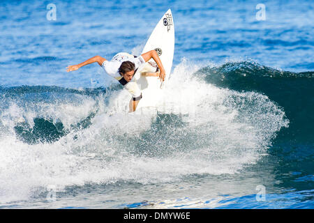 18. November 2006; Haleiwa, Hawaii, USA; Vans Triple Crown of Surfing, Oahu, Hawaii. Der OP Pro Stern sechs Association of Surfing Professionals (ASP) World Qualifying Series (WQS) Ereignis, Alii Beach Park, Haleiwa, Oahu, Hawaii, November 12-22-2006. Bild: GAVIN GILLETTE (Kilauea, Kauai) wurde zweite in seiner Runde 1 Hitze, um zwei der OP Pro in Haleiwa, Hawaii heute Runde zu gelangen. Th Stockfoto