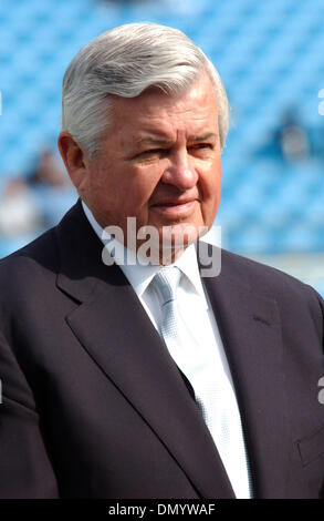 19. November 2006; Charlotte, NC, USA; Carolina Panthers Team Besitzer JERRY RICHARDSON als NFL Football-Team der Carolina Panthers schlagen die St. Louis Rams 15-0, als spielte bei der Bank of America Stadium befindet sich in der Innenstadt von Charlotte. Obligatorische Credit: Foto von Jason Moore/ZUMA Press. (©) Copyright 2006 von Jason Moore Stockfoto