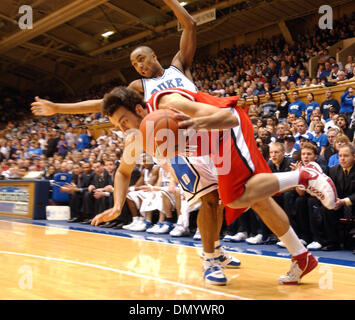 25. November 2006; Durham, NC, USA; Die Duke University Blue Devils Basketball team gegen Davidson College, wie sie bei Cameron Indoor Stadium gespielt. Herzog Niederlagen Davidson 75-47. Obligatorische Credit: Foto von Jason Moore/ZUMA Press. (©) Copyright 2006 von Jason Moore Stockfoto